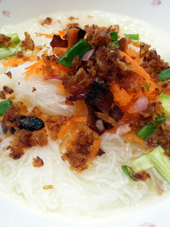 A picture of Cellophane (Tang Hoon) Noodle Soup Top Pan Fried Dried Shrimp And Chinese Sausage.