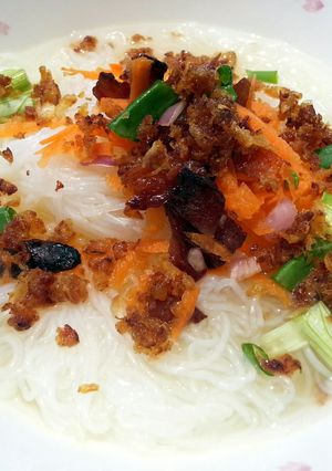 A picture of Cellophane (Tang Hoon) Noodle Soup Top Pan Fried Dried Shrimp And Chinese Sausage.
