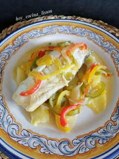 Una foto de Lomo de bacalao skrei con pimientos