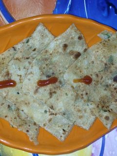 आलू का पराठा (aloo ka paratha recipe in hindi) रेसिपी मुख्य फोटो