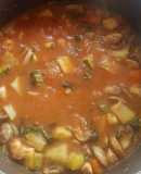 Pollo con verduras en jitomate