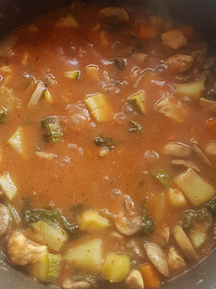 Una foto de Pollo con verduras en jitomate