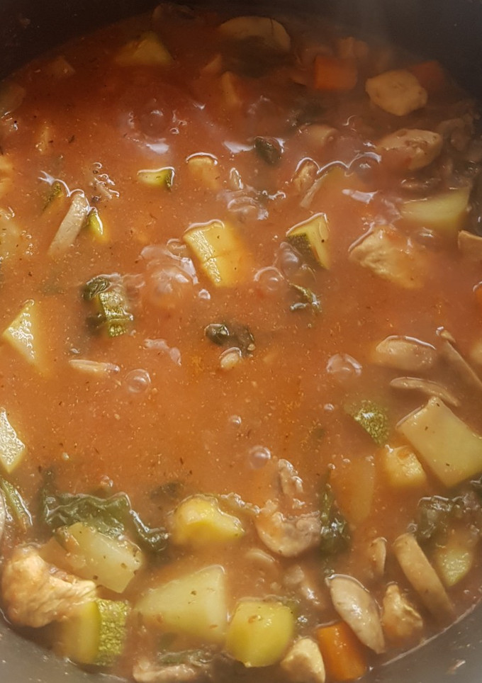 Una foto de Pollo con verduras en jitomate