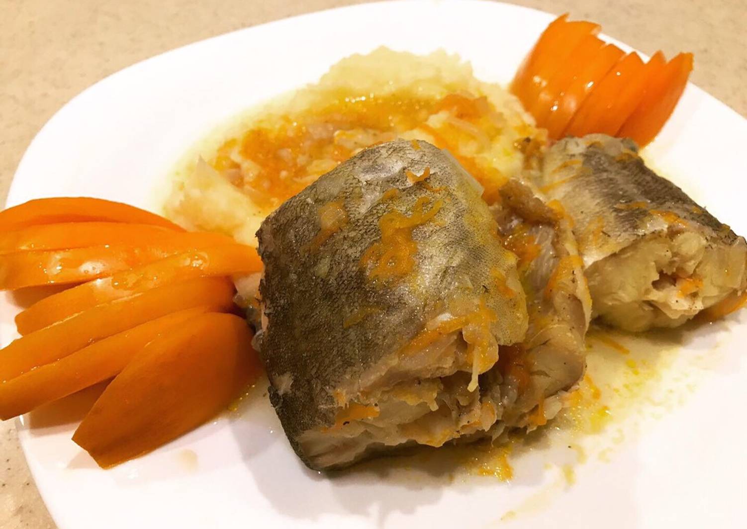 Треска с морковкой и луком. Томленая треска. Рыба треска тушеная. Треска тушеная. Треска тушеная с овощами.