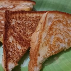 A picture of Aloo toast.