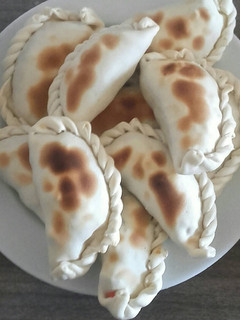 Una foto de Empanadas de carne cortada a cuchillo