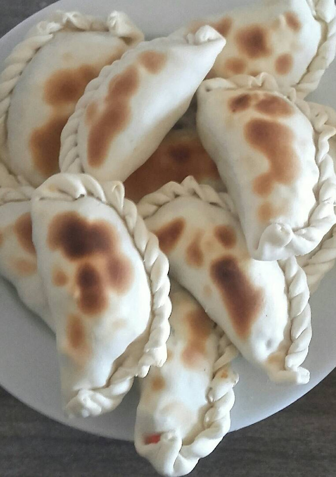 Una foto de Empanadas de carne cortada a cuchillo