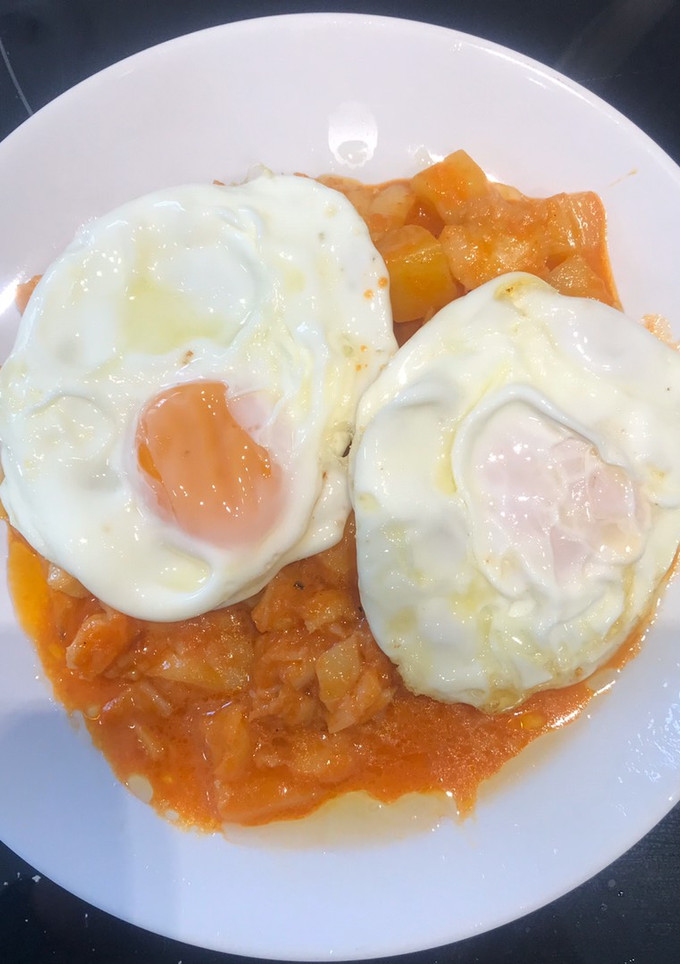 Una foto de Comida de aprovechamiento. Ajoarriero con huevos fritos
