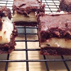 A picture of Cheesecake Brownies.