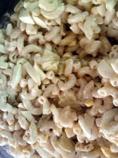 A picture of American macaroni salad.