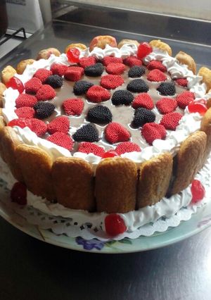Una foto de Charlotte de frutos rojos