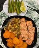 Salmón con dos tipo de papas 😋y espárragos😋