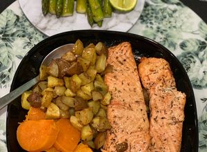 Una foto de Salmón con dos tipo de papas 😋y espárragos😋
