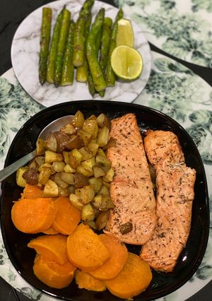 Una foto de Salmón con dos tipo de papas 😋y espárragos😋
