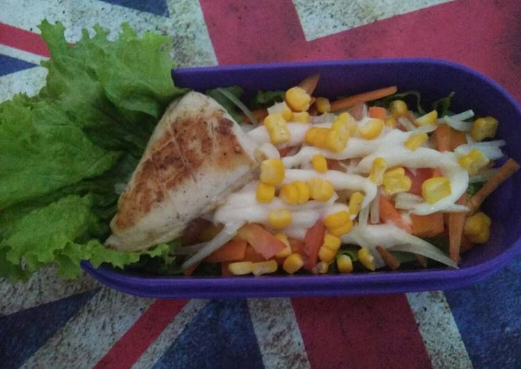 Resep Vegetable Salad with Chicken Fillet Roasted Super Enak