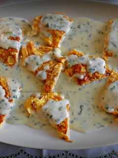 Una foto de Tortilla de jamón y queso con bechamel y espinacas