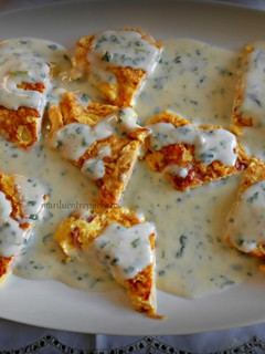 Una foto de Tortilla de jamón y queso con bechamel y espinacas