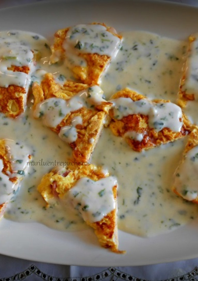 Una foto de Tortilla de jamón y queso con bechamel y espinacas