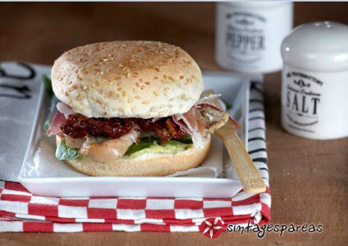 κύρια φωτογραφία συνταγής Burger με ψητό φιλέτο γαλοπούλας και σως βασιλικού