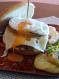 Hamburguesa coranada con huevo