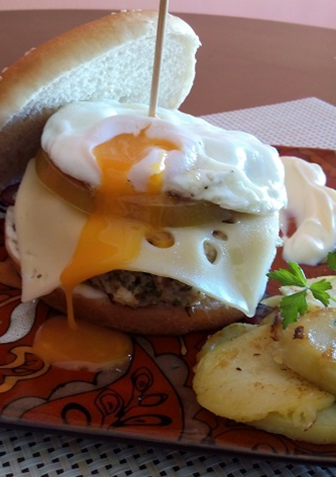 Una foto de Hamburguesa coranada con huevo
