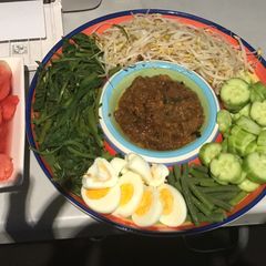 A picture of Indonesian peanut sauce Salad.
