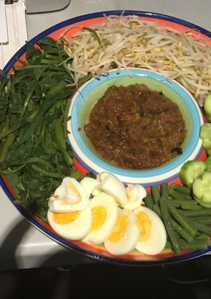 A picture of Indonesian peanut sauce Salad.