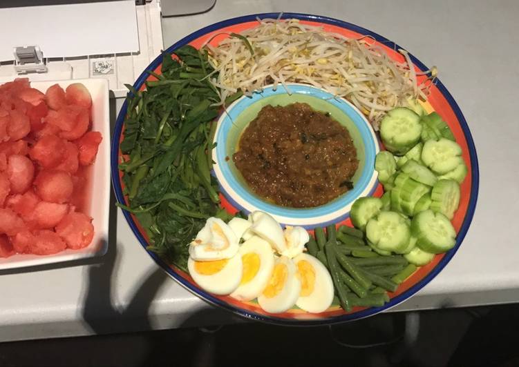 Indonesian peanut sauce Salad