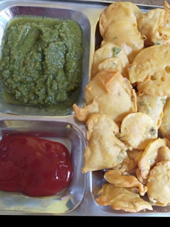 आलू के पकौड़े (Aloo ke pakode recipe in hindi) रेसिपी मुख्य फोटो