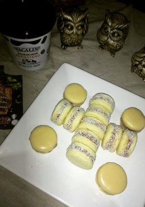 Una foto de Alfajores de membrillo glaseados
