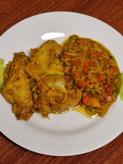 Una foto de Arroz con alitas de pollo