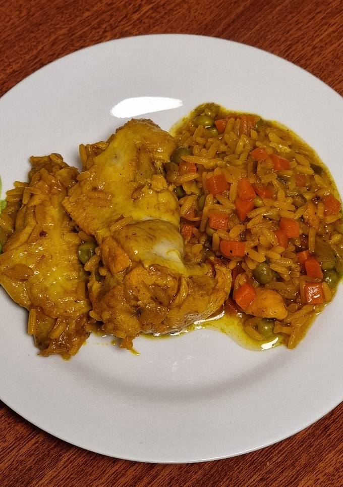 Una foto de Arroz con alitas de pollo
