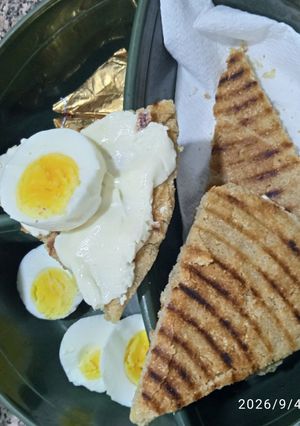 Une photo de Harcha, fromage et oeufs