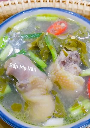 Hình của món Canh đầu,cổ,cánh,chân gà nấu lá giang.