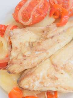 Una foto de Lubina al horno con verduras