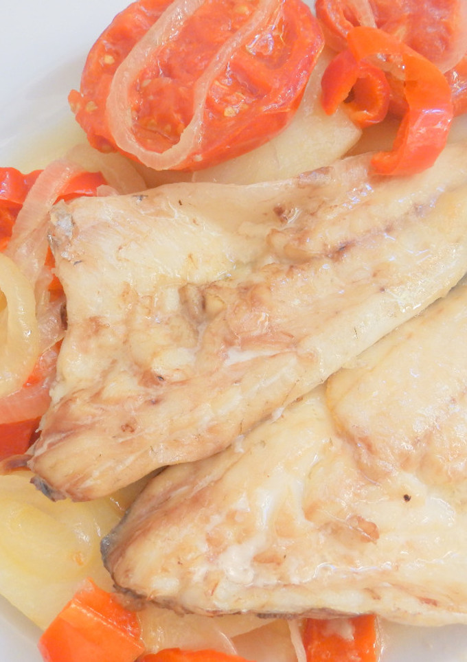 Una foto de Lubina al horno con verduras
