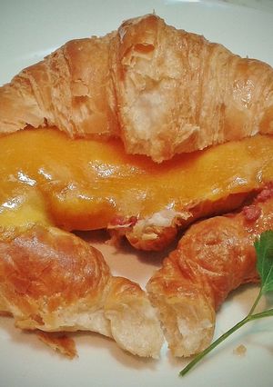 Foto principal de Croissant relleno de paté y queso cheddar