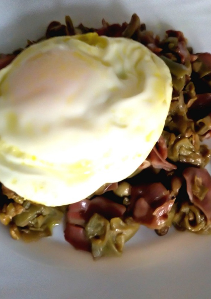 Una foto de Habas con jamón y huevo frito