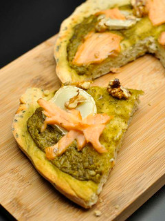 Una foto de Pizza de salmón con salsa pesto