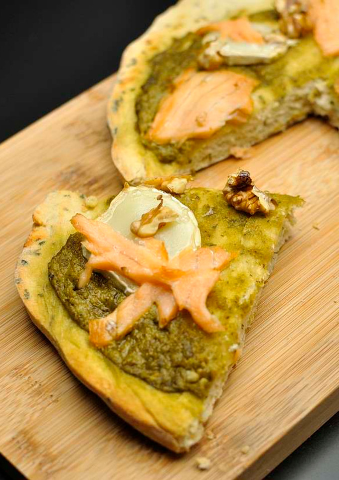 Una foto de Pizza de salmón con salsa pesto