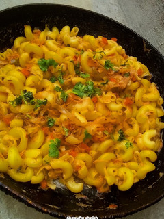 A picture of Macaroni with leftover filling.