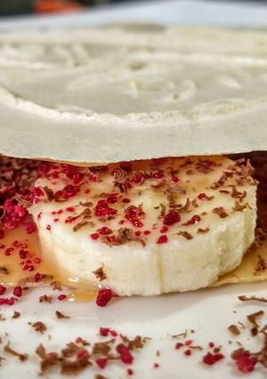 Una foto de OBLEA Rellena con🍌 Plátano, chips de Fresa y Chocolate...!
