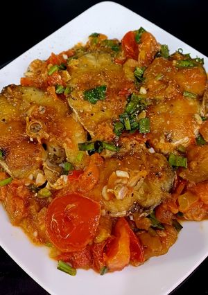 Hình của món Cá măng (cá nhồng) sốt cà.