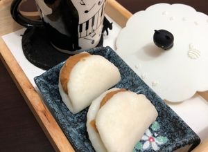 Una foto de Pastel de arroz relleno pasta an de miso 🇺🇾🇯🇵KASHIWAMOCHI味噌柏餅Dulces del Día de Niño 5 MAYO en Japón🎏