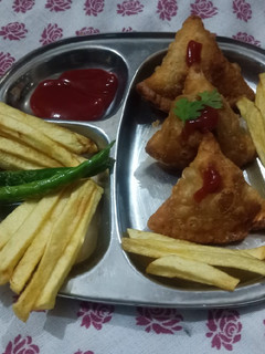 સમોસા (Samosa Recipe In Gujarati) રેસીપી મુખ્ય ફોટો