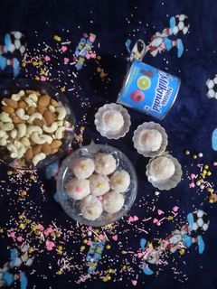 नारियल के लड्डू (nariyal ladoo recipe in Hindi) रेसिपी मुख्य फोटो