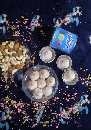 नारियल के लड्डू (nariyal ladoo recipe in Hindi) रेसिपी मुख्य फोटो