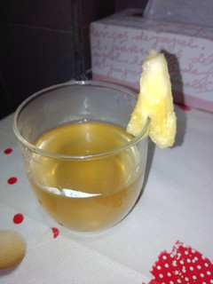Una foto de Te de cáscara de piña y canela