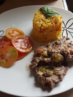 Una foto de Fricasé de res con guarnición