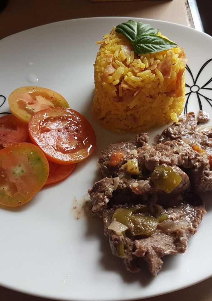 Una foto de Fricasé de res con guarnición